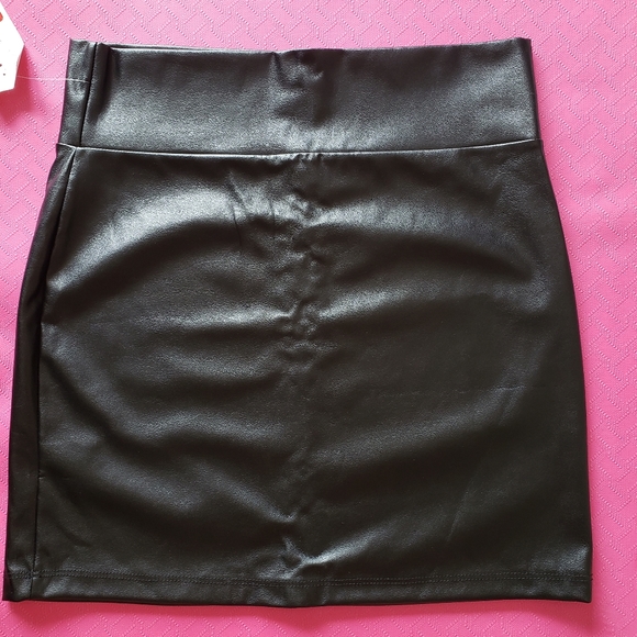 Trio Knitwear Montreal small pleather skirt - Picture 2 of 2